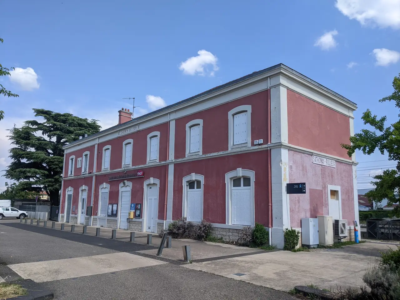Sathonay-Camp - Bâtiment gare de Sathonay-Rillieux (juin 2023)