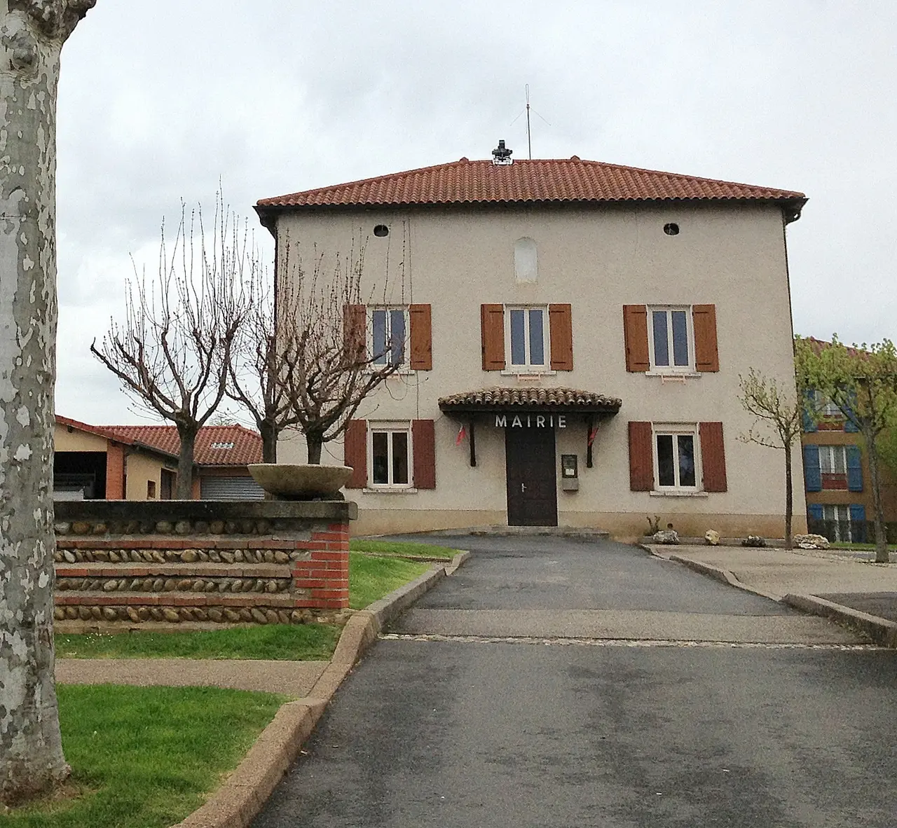 File:Town hall of Savigneux (Ain).JPG
