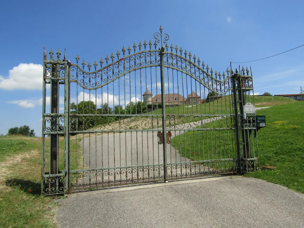 Château de Quinsonnas à Sérézin de la Tour
