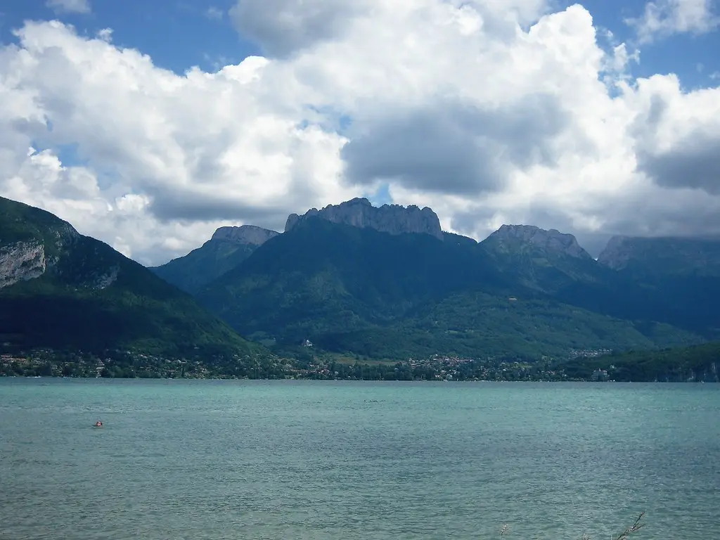 VUE DE LA PLAGE DE SEVRIER