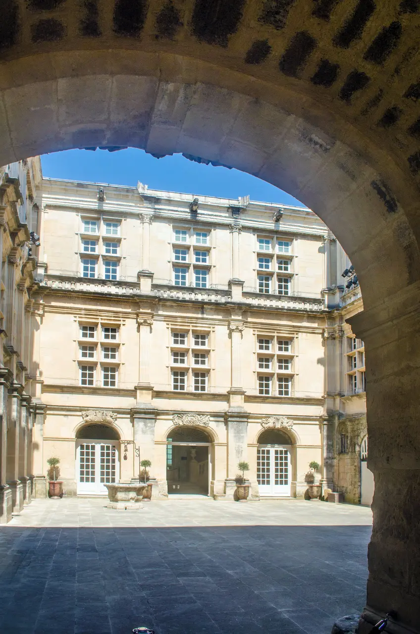 Suze-la-Rousse-Chateau-Cour