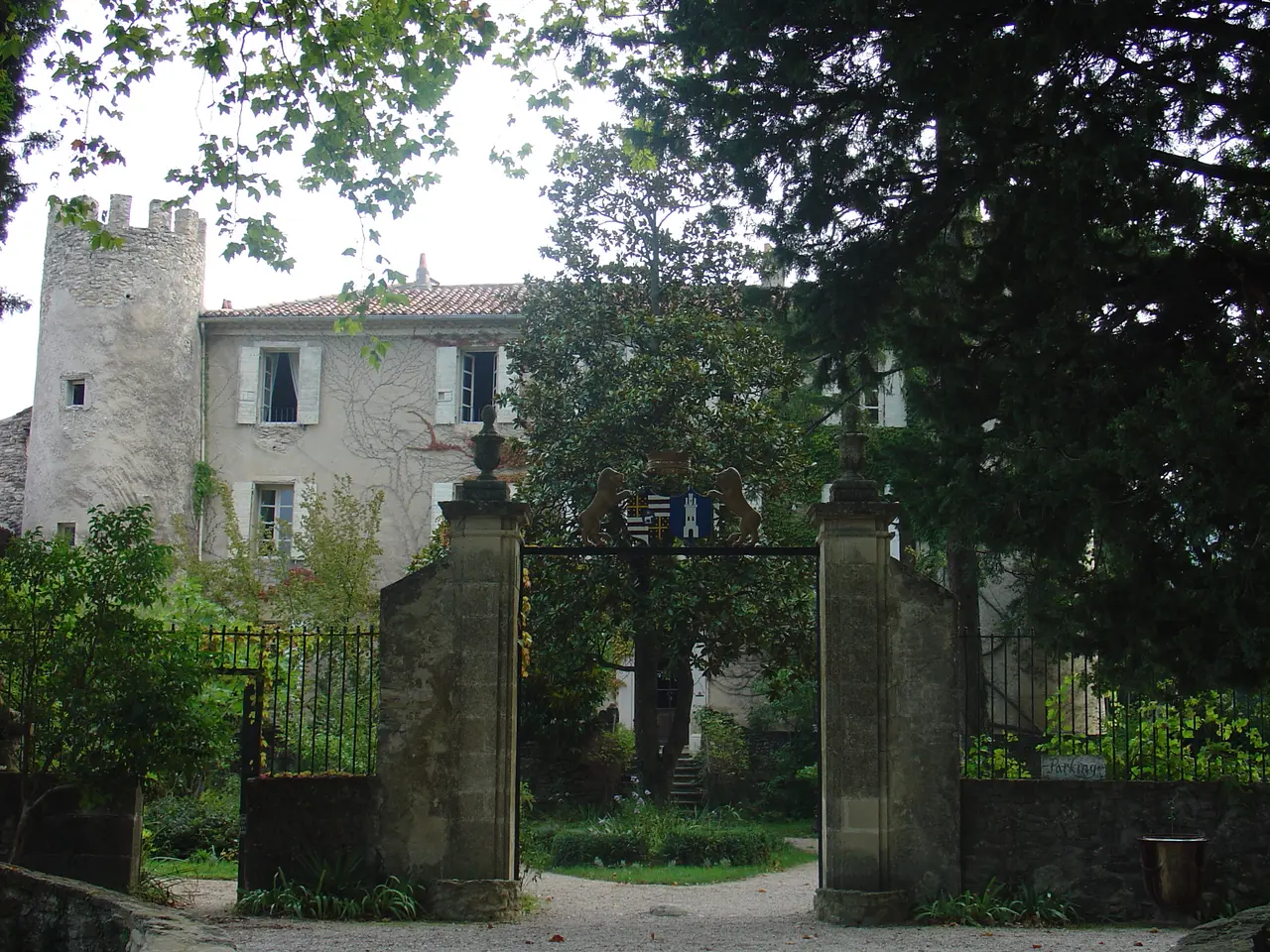Façade sud du château de Taulignan à Saint-Marcellin-lès-Vaison
