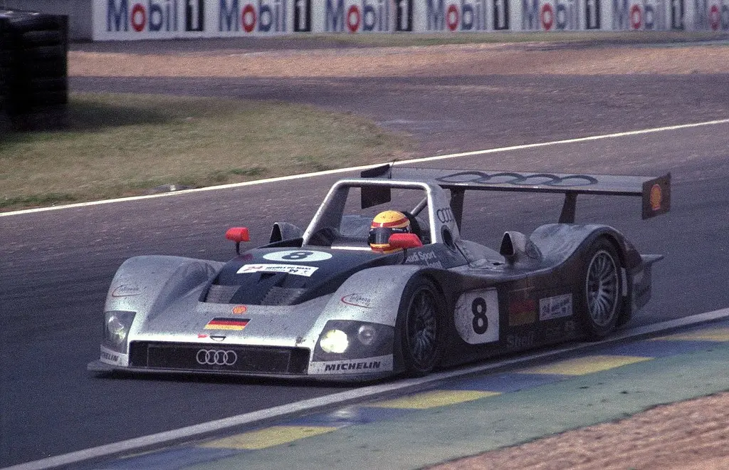 Audi R8R - Emanuelle Pirro, Frank Biela & Didier Theys heads towards Dunlop Bridge at the 1999 Le Mans