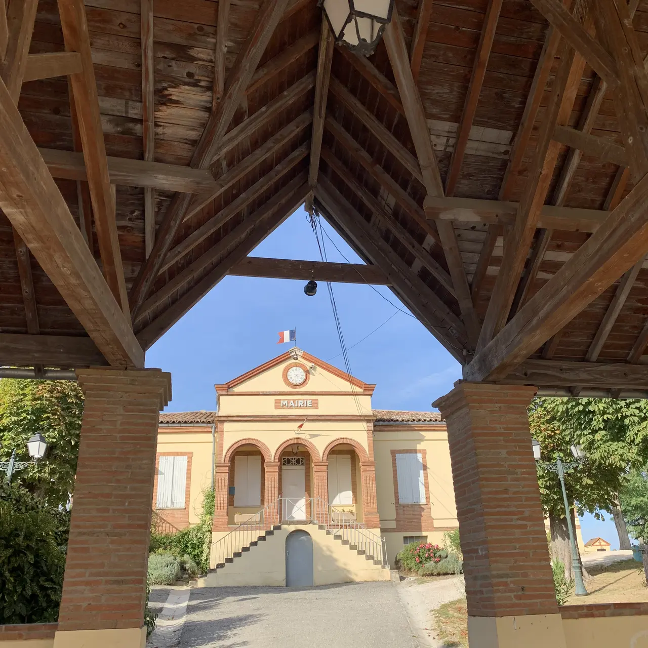 Thil - Mairie et halle