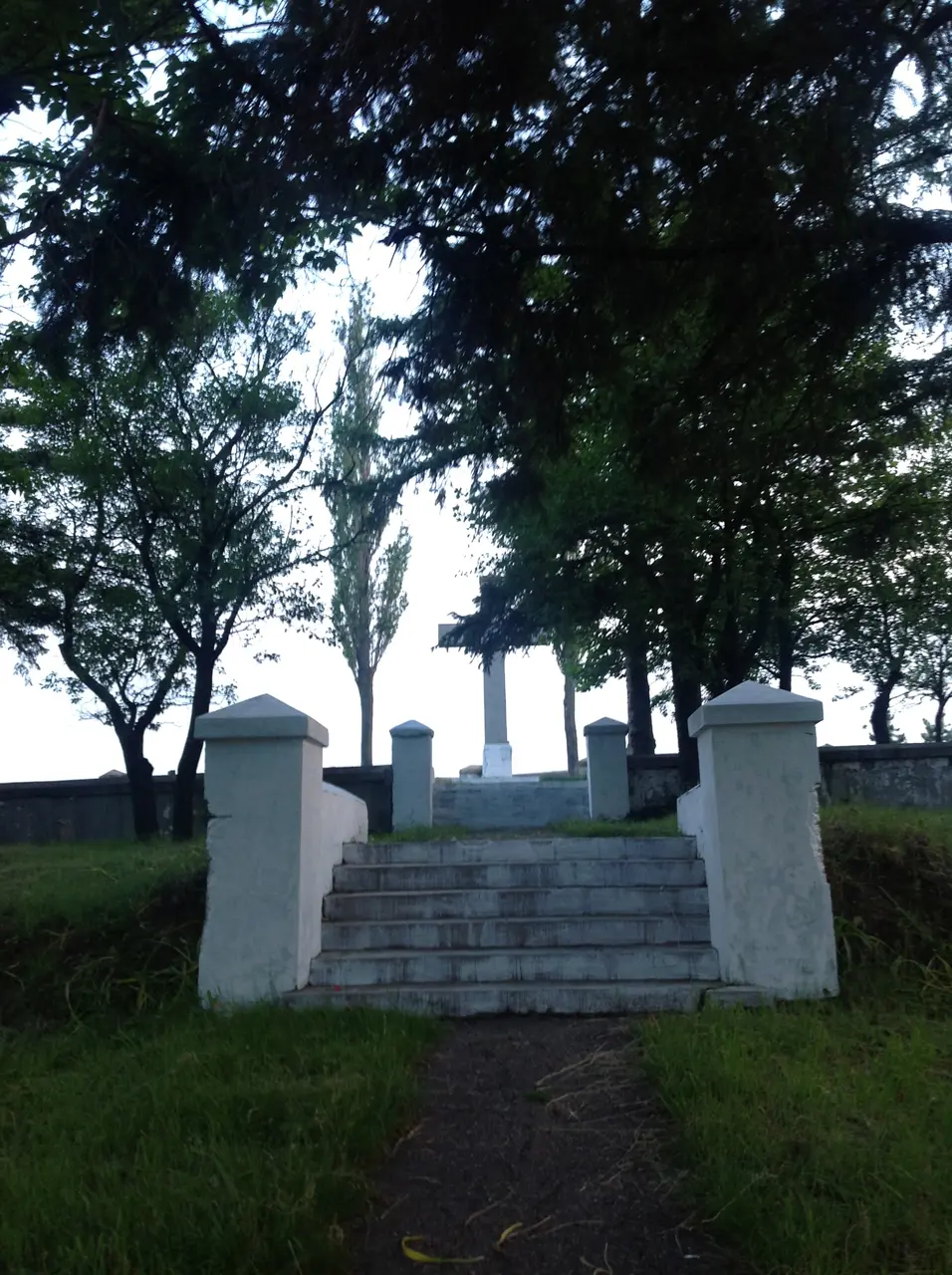 File:Cimitirul ostaşilor români şi germani (1916-1919) - trepte către cruce.JPG