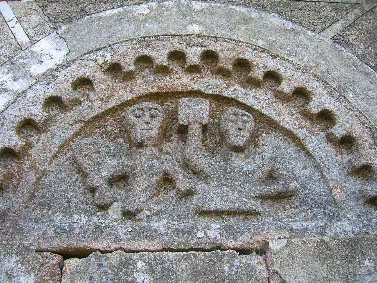 Igrexa de Santa María de Ucelle, Coles