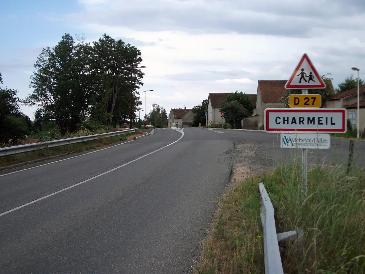 File:Charmeil D 27 depuis Vendat 2014-06-14.JPG