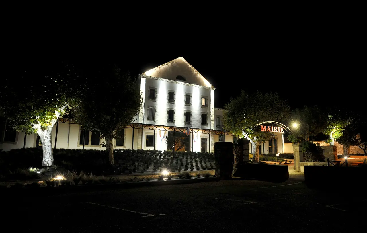 Mairie de Vesseaux de nuit
