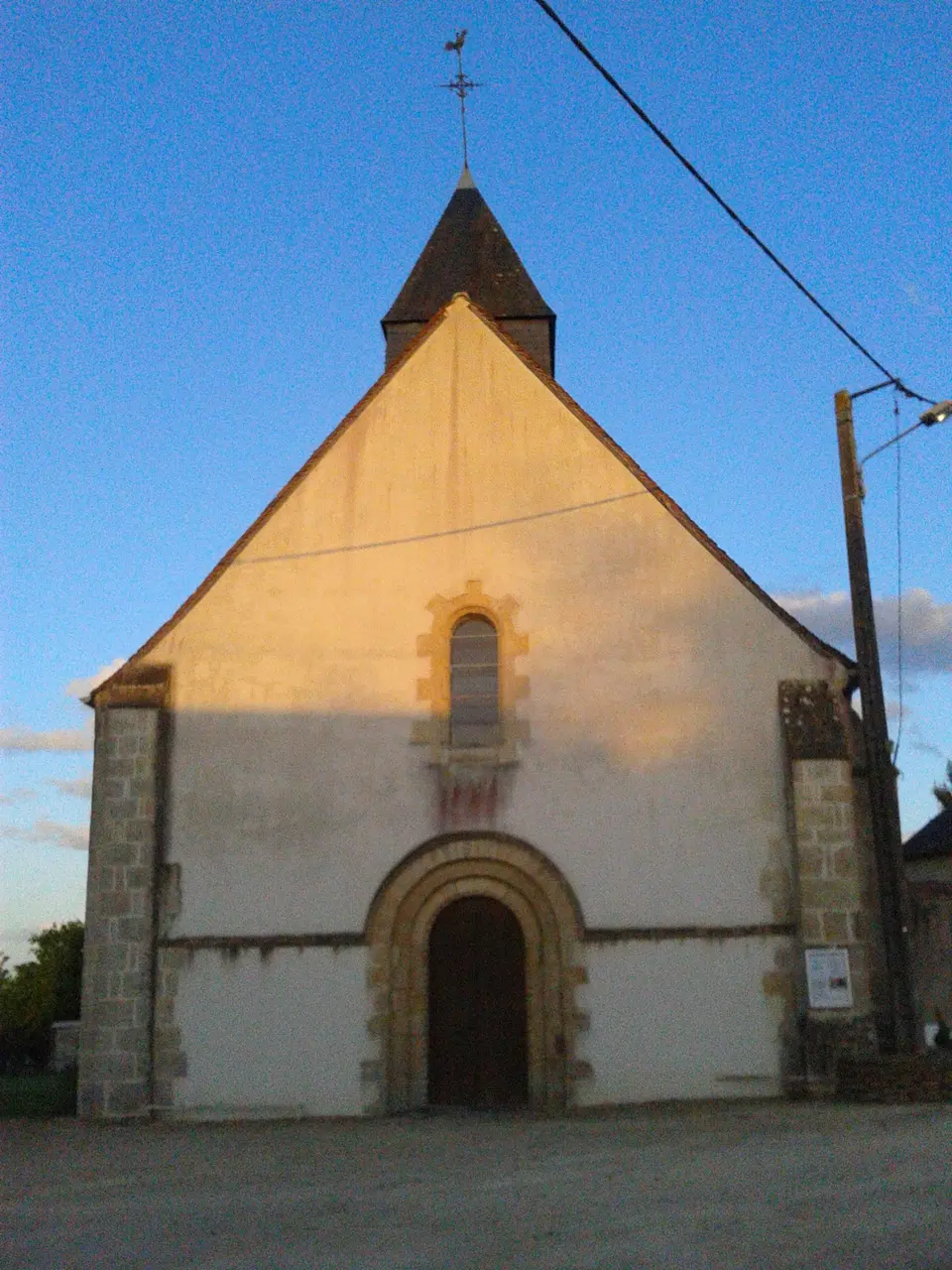 Façade de l'église Saint-Pierre de Saligny-le-Vif