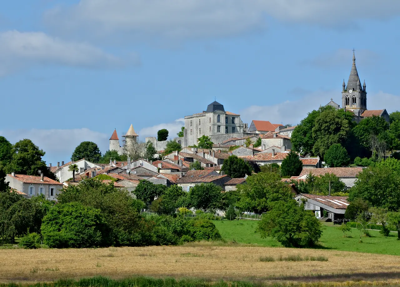 Villebois-Lavalette 16 Bourg depuis D17 2013