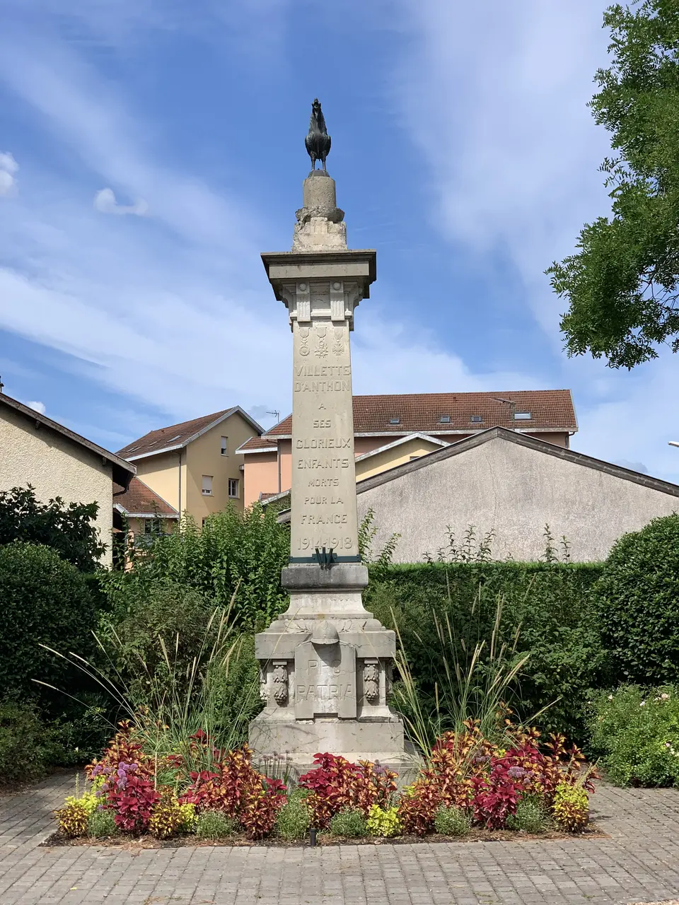Monument aux morts de Villette-d'Anthon (vue proche)