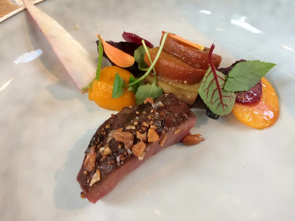 Pigeon, foie gras, betteraves d’été, groseille (Romain des Grottes, “Antidote” NV. Villié-Morgon, France)