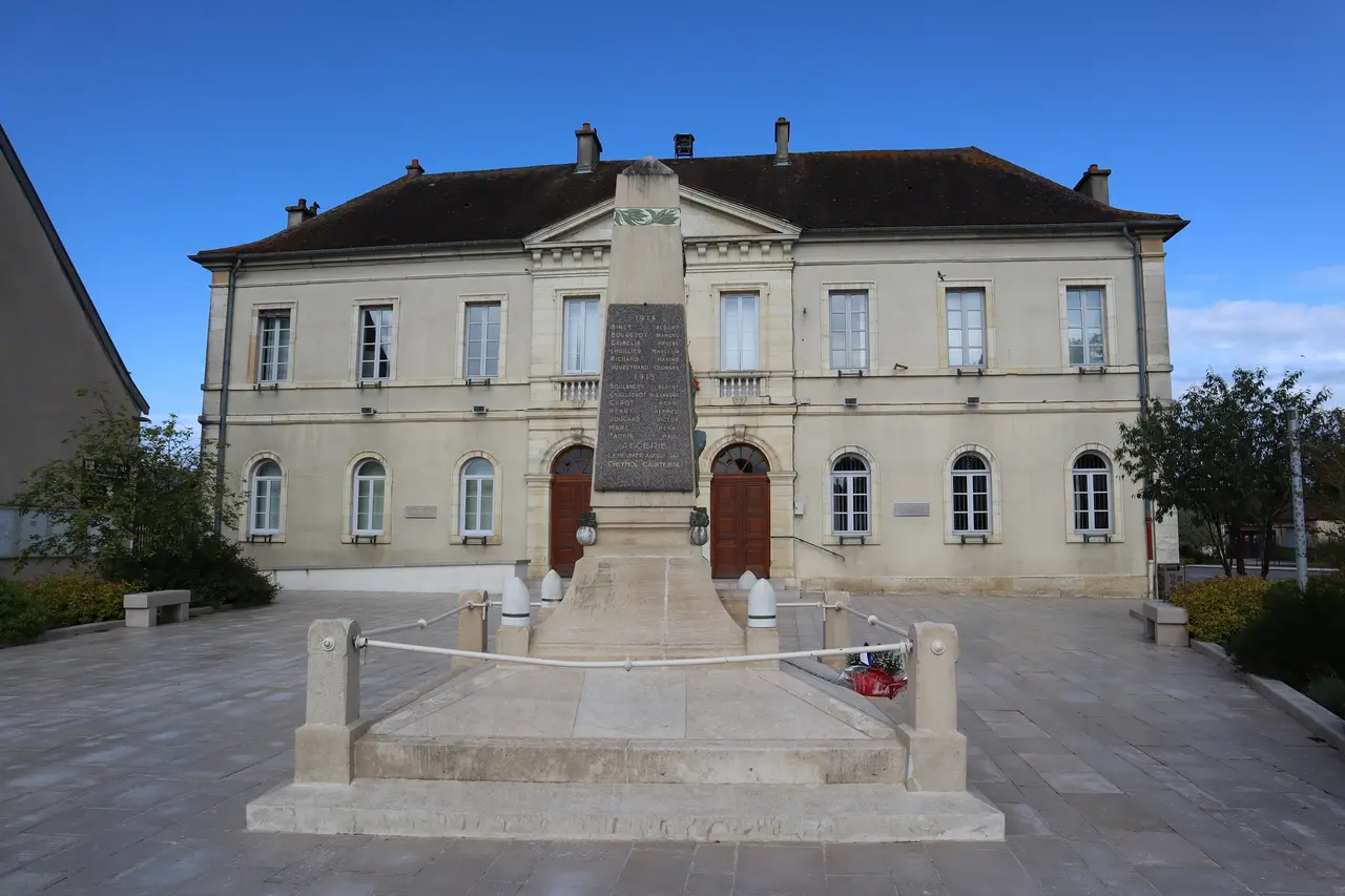 Arc-sur-Tille (21) Mairie et monument aux morts