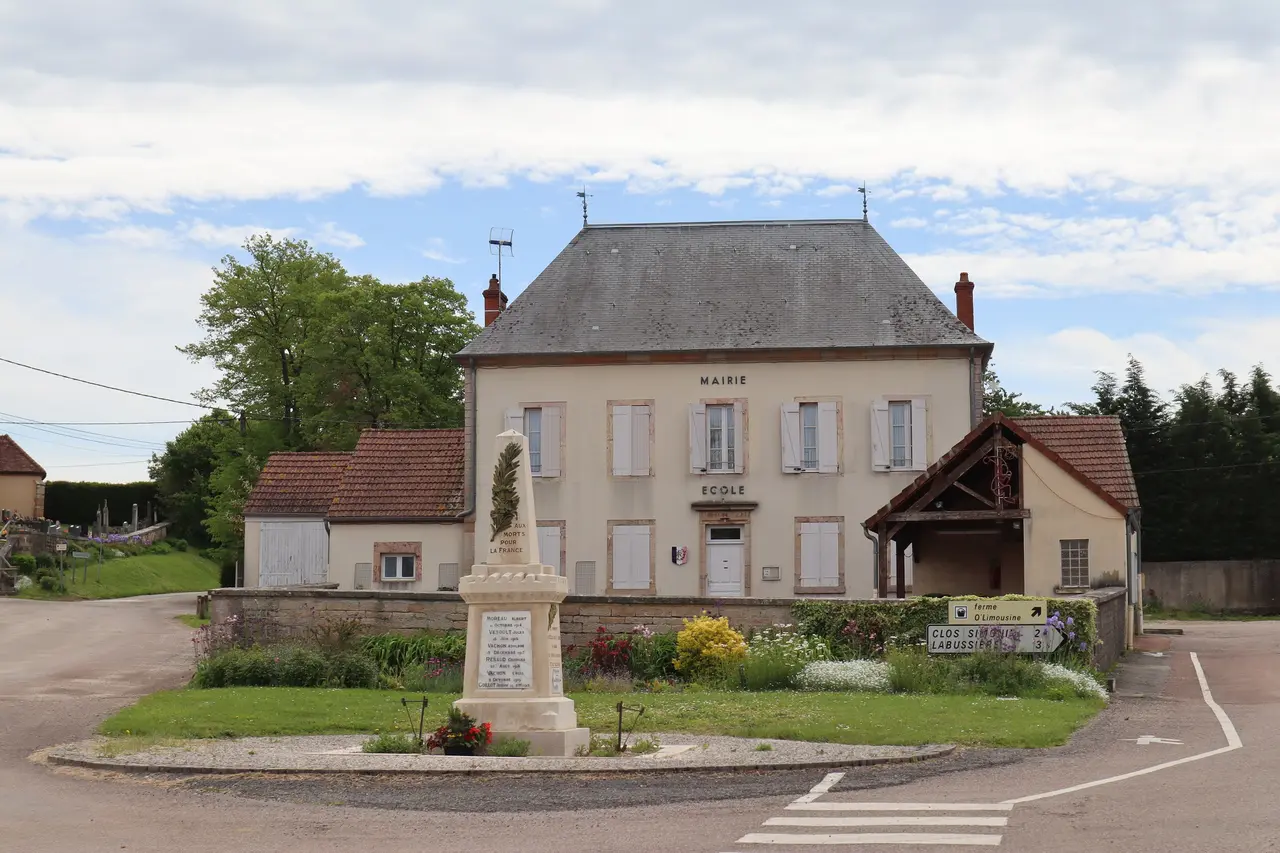 Flagey-lès-Auxonne (21) Mairie et monument aux morts