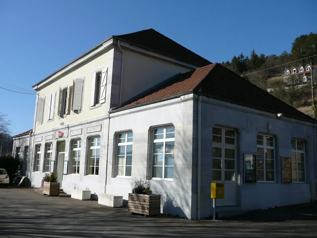 File:Gare de Baume les Dames, la cour de la gare.JPG
