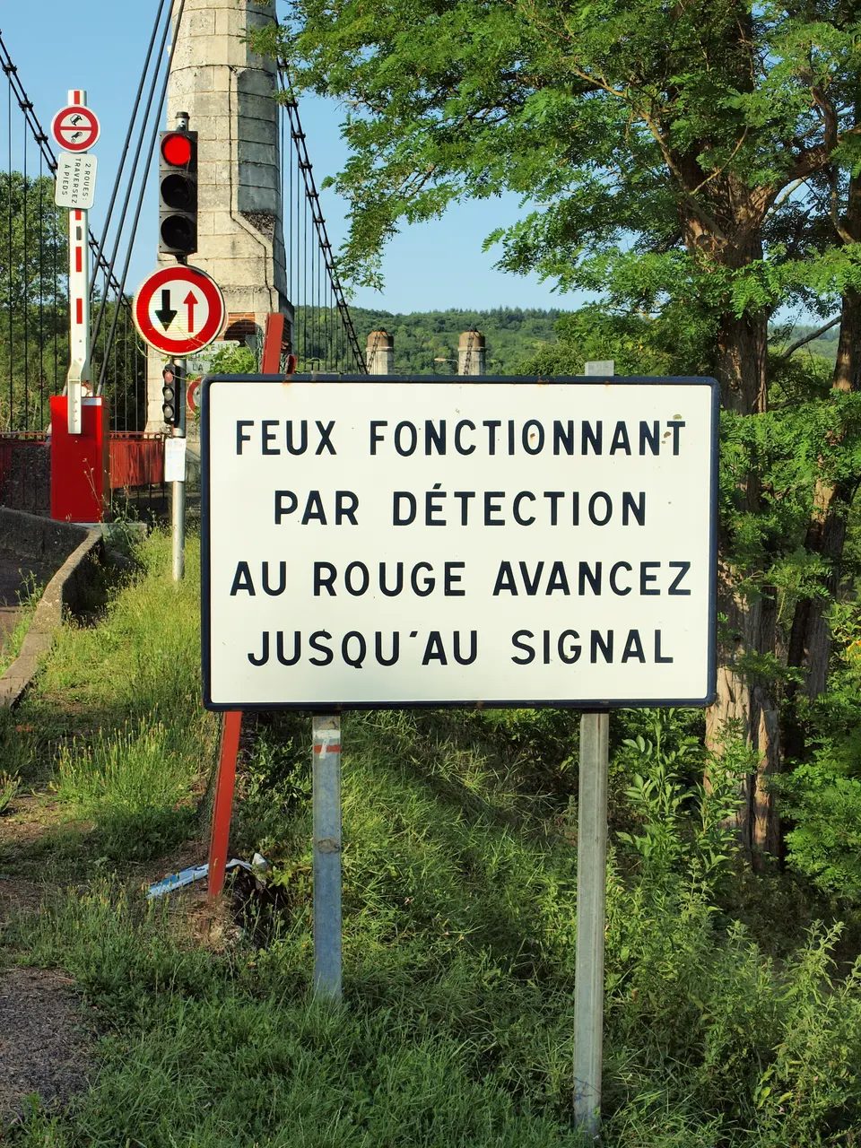 Cézy-FR-89-le pont-les feux-a2