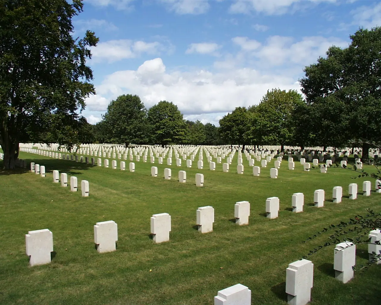 Champigny St. André War Cemetery 2000 by-RaBoe-10