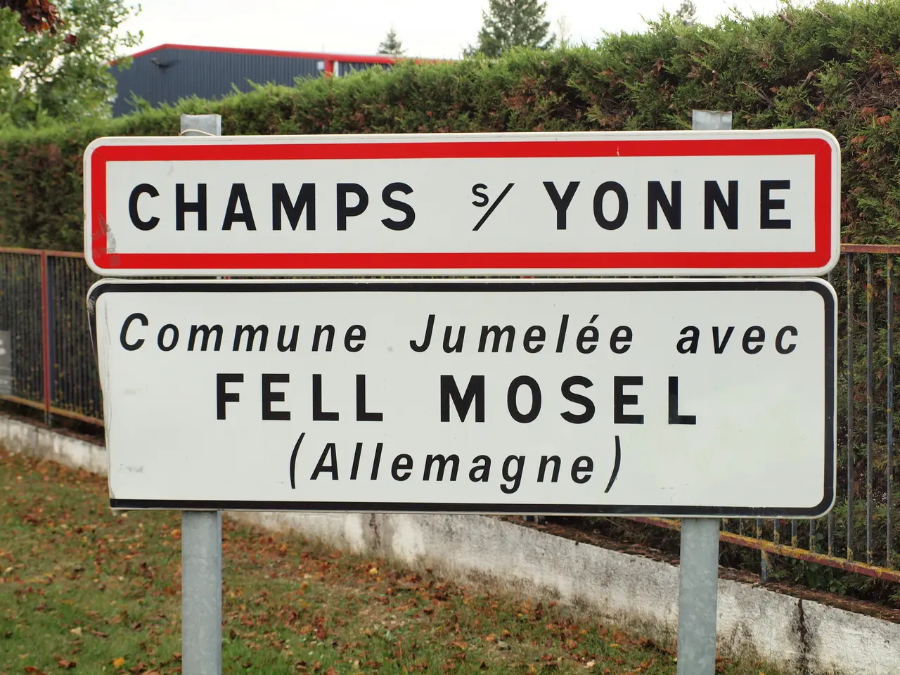 Champs-sur-Yonne-FR-89-panneau d'agglomération-b2