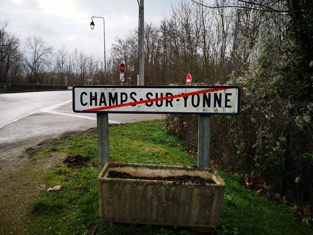 Champs-sur-Yonne, Yonne Old road sign