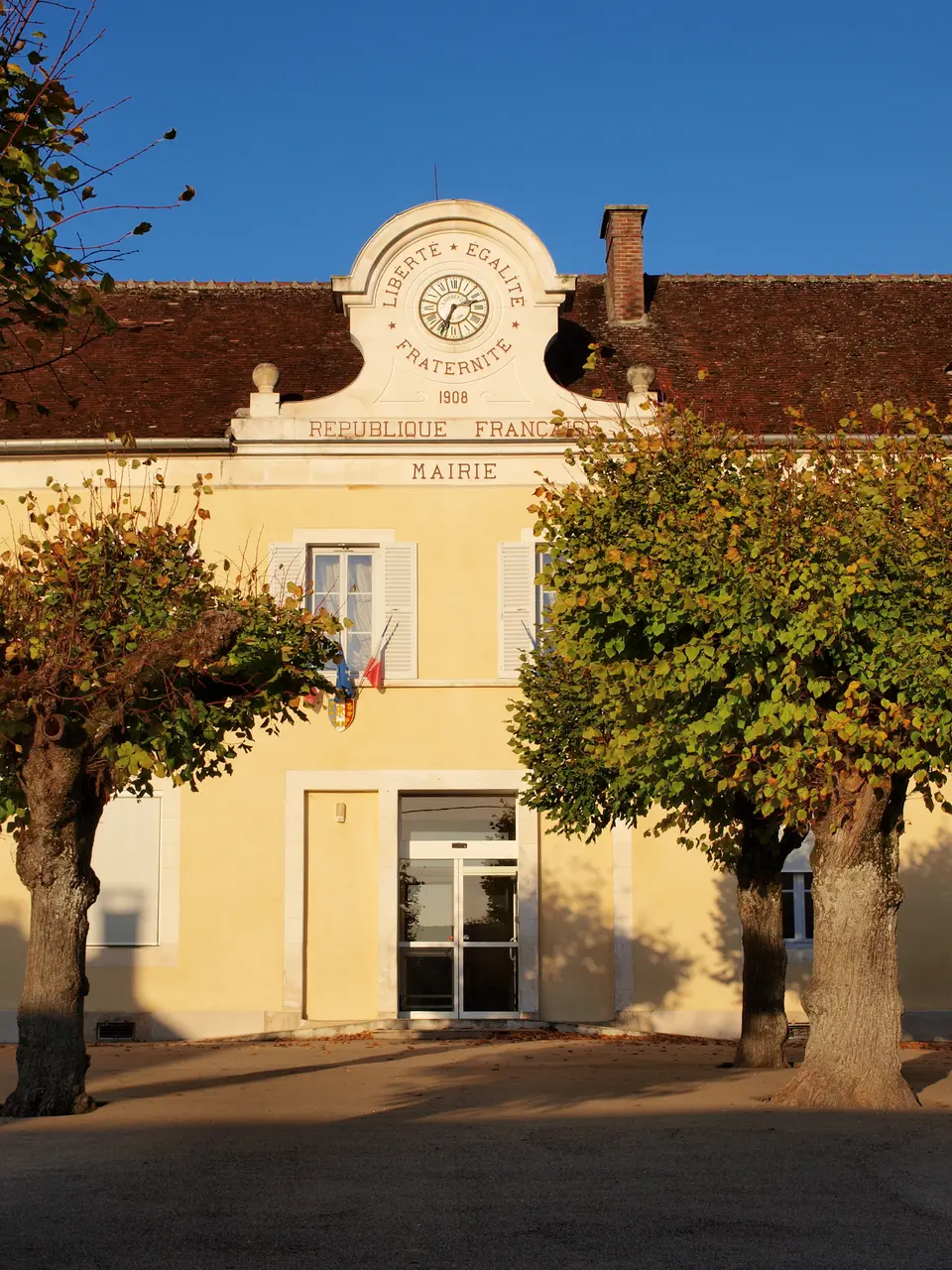Charbuy-FR-89-mairie-05