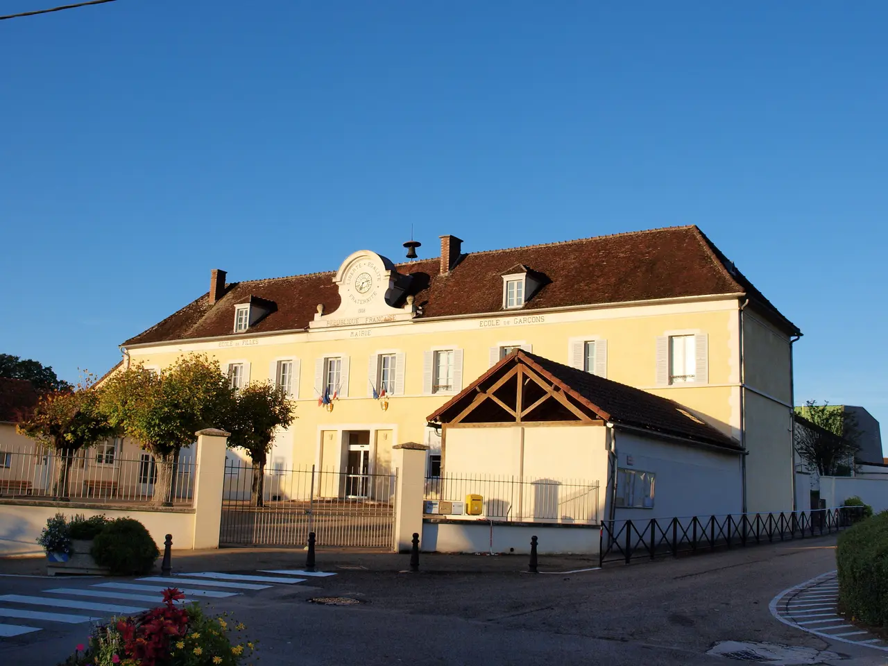 Charbuy-FR-89-mairie-01