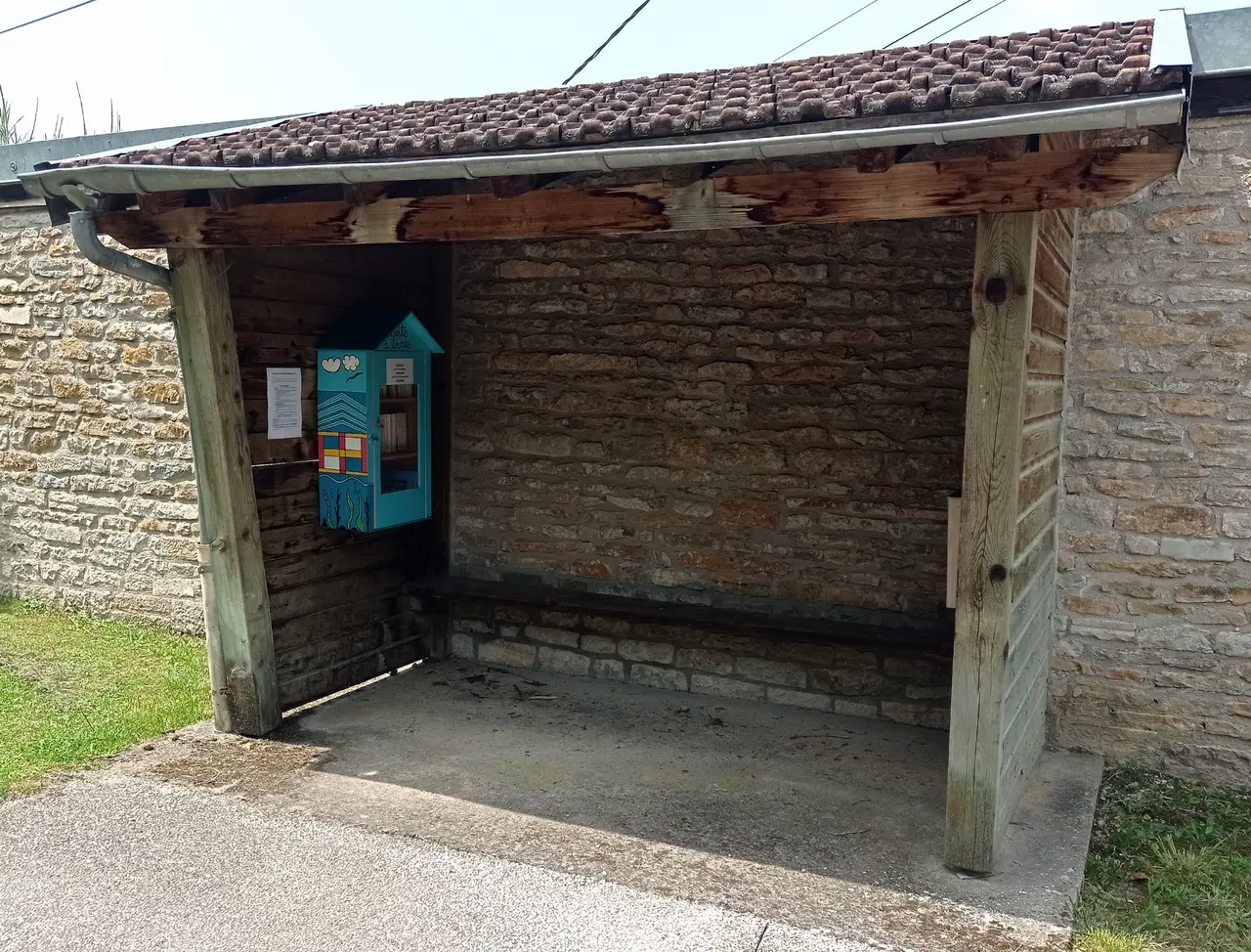 Chemaudin et Vaux - Vaux-les-Prés - abri-bus et boîte à livres