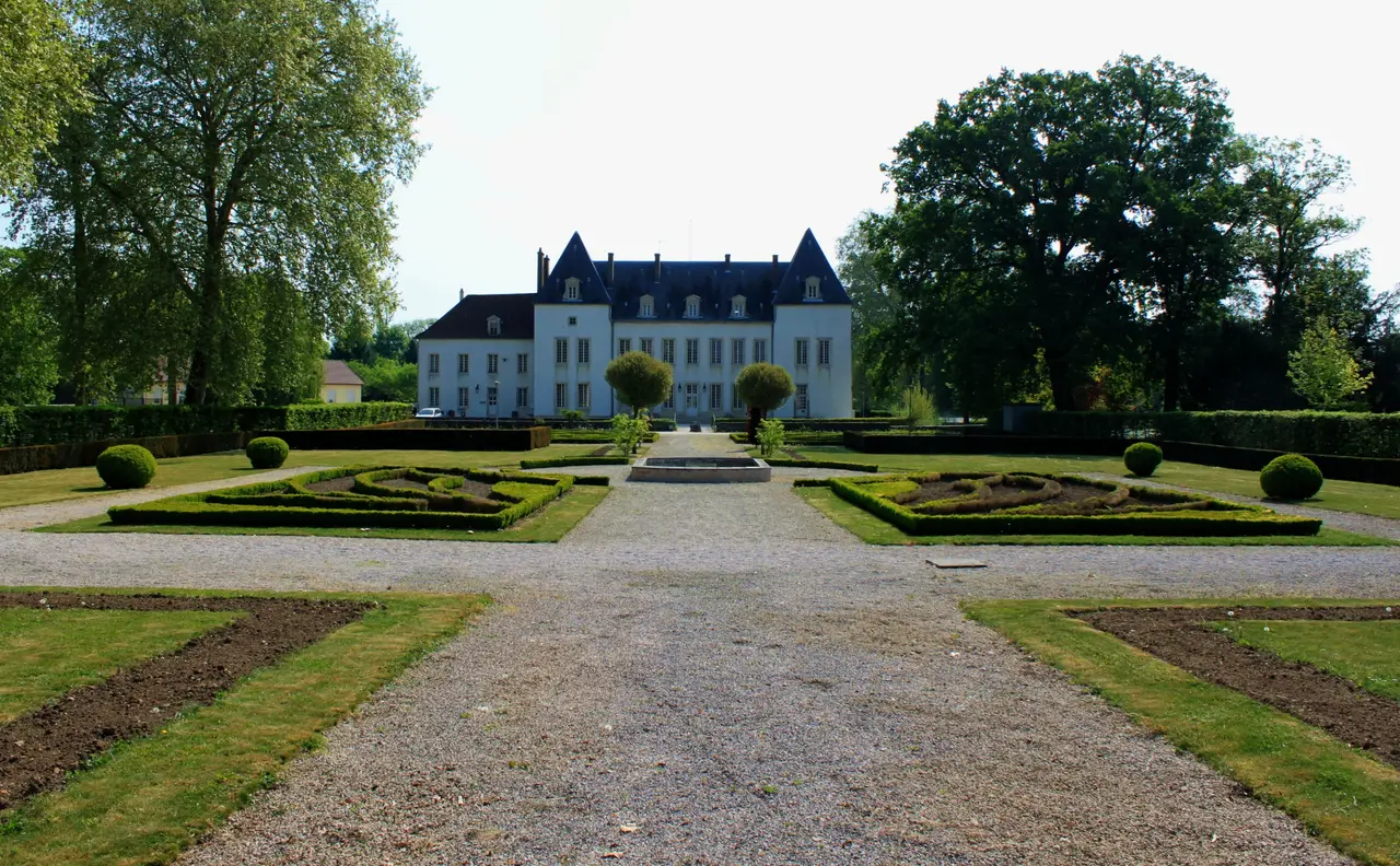 Chevigny-Saint-Sauveur - Chateau 1