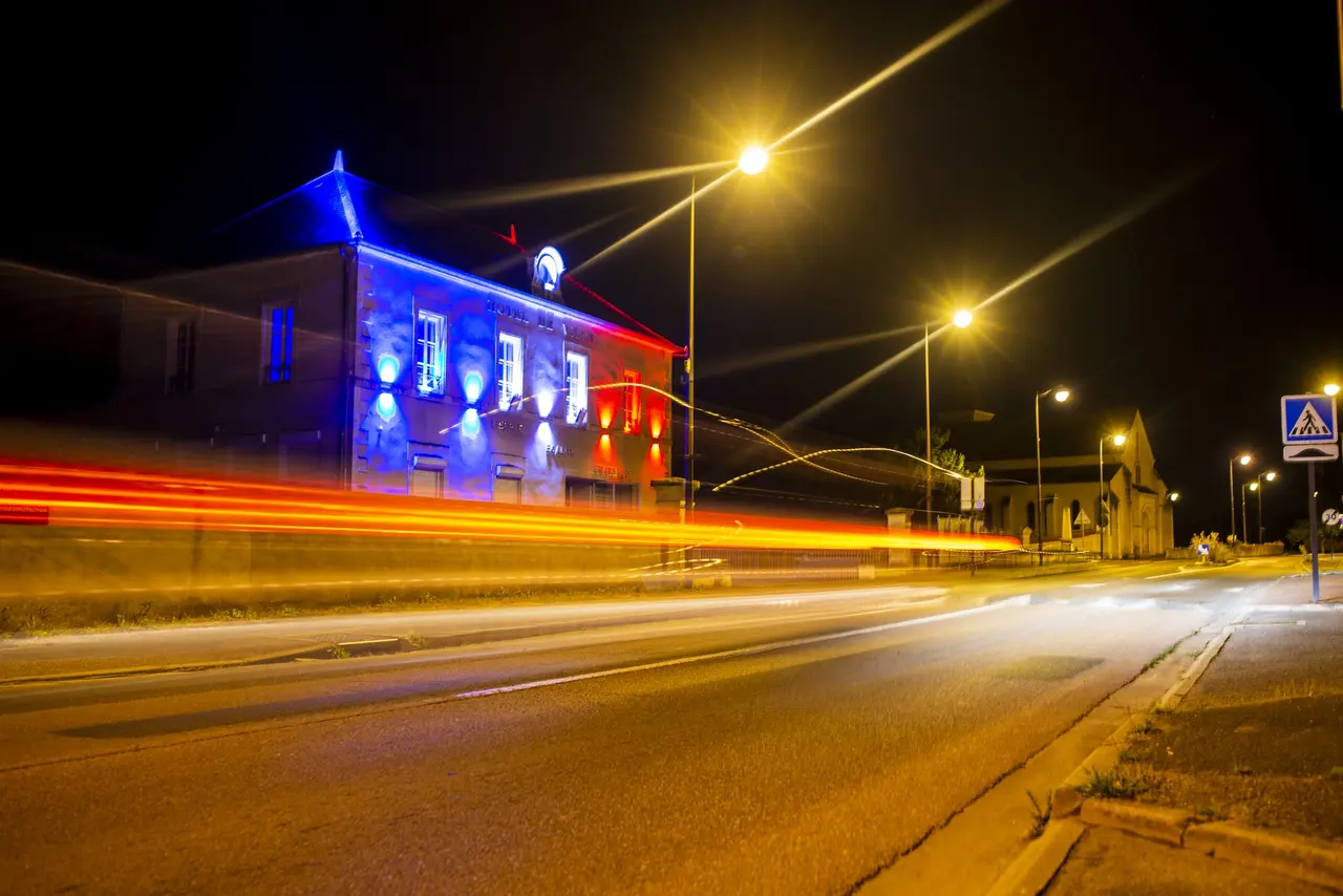 La mairie de Coulanges-lès-Nevers de nuit