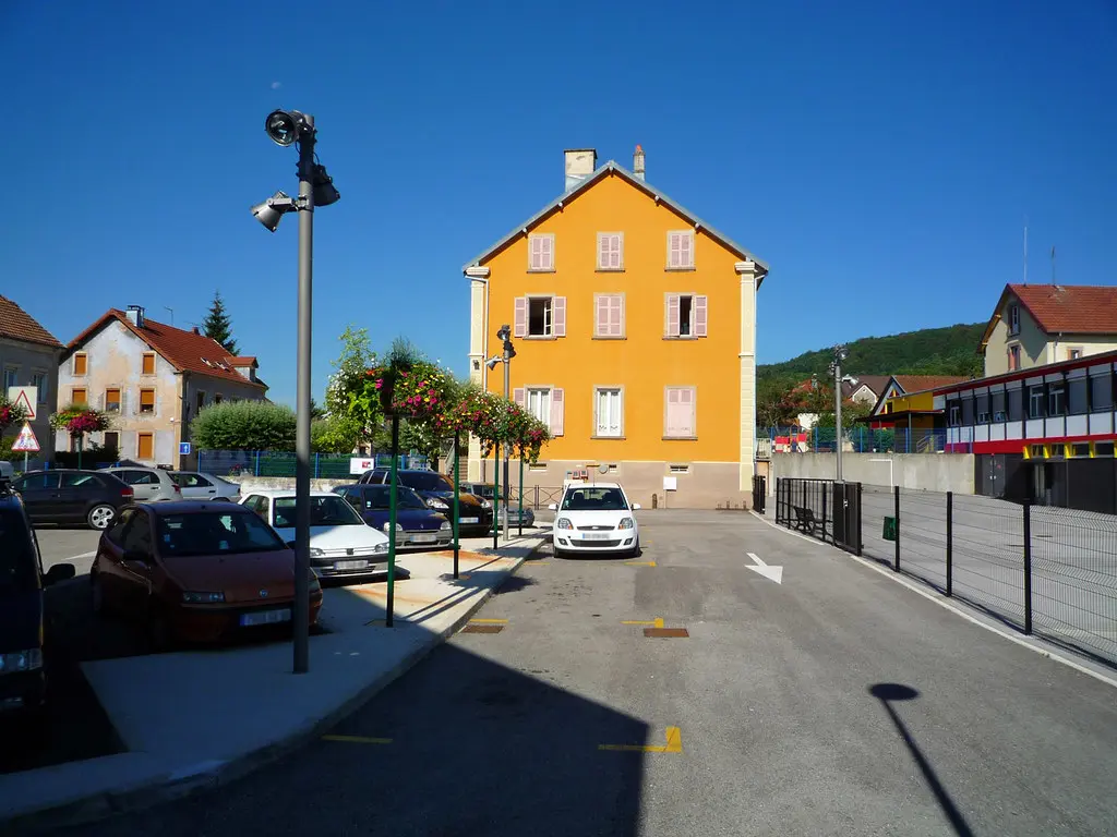 Cravanche, le parking devant l'école