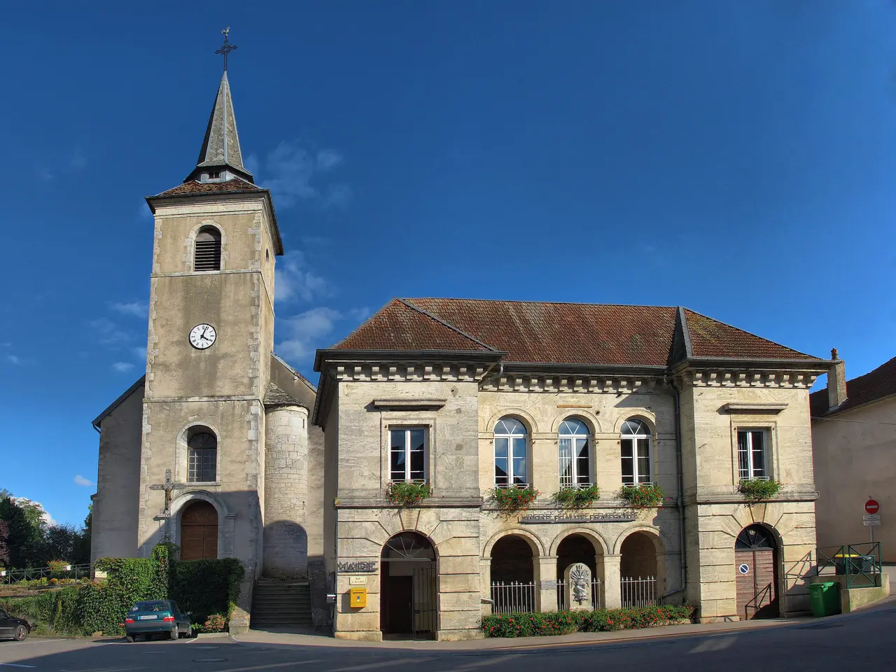 Cussey-sur-l'Ognon, l'église et la mairie-lavoir