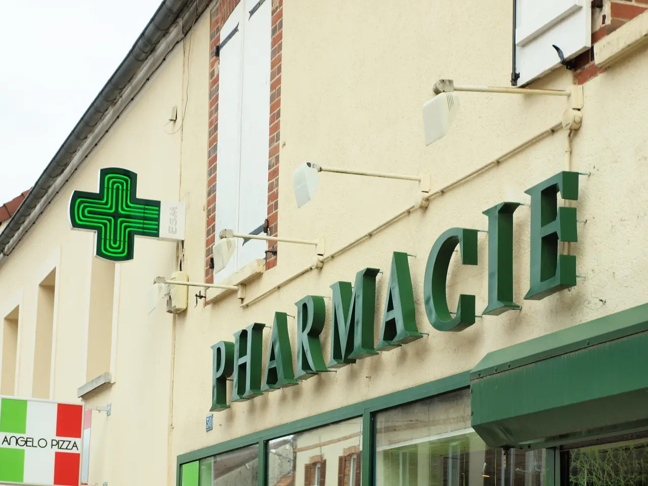 Égriselles-le-Bocage-FR-89-commerce-pharmacie-1