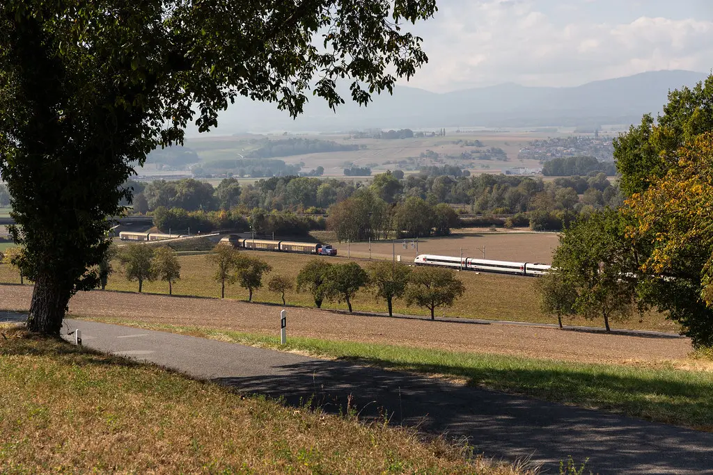 Croisement entre le train Nescafé et l'IC5 entre Chavornay et Essert-Pittet