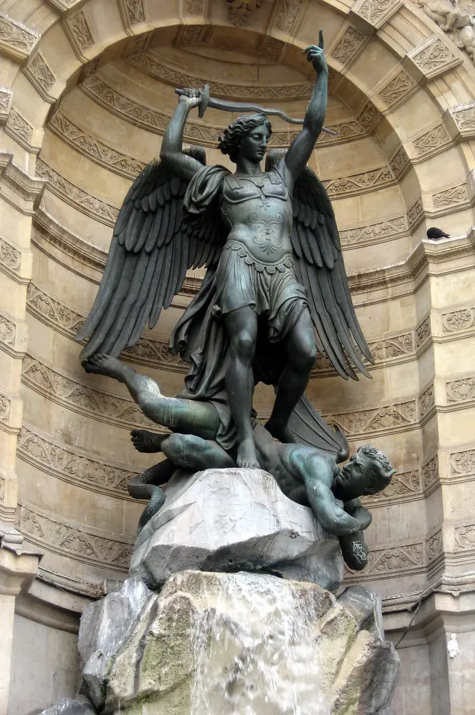 Paris - Latin Quarter: Place St-Michel - La Fontaine Saint-Michel