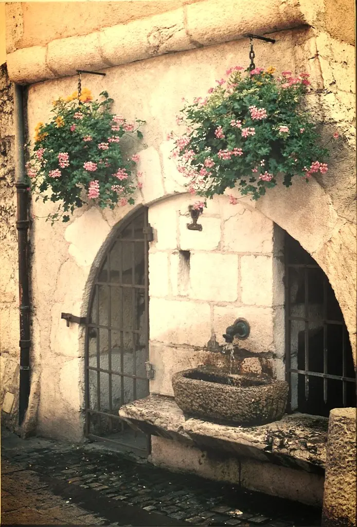 Eau fraîche. Fontaine de la rue Sainte-Claire. Annecy