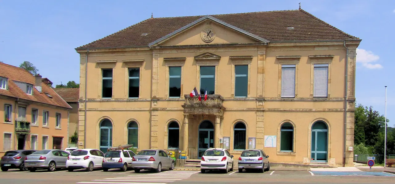L'Isle-sur-le-Doubs, Maison commune