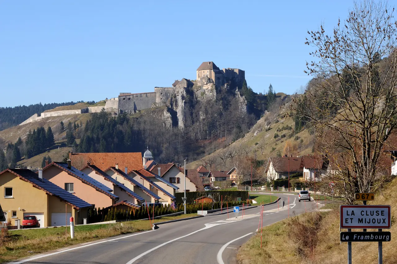 La Cluse-et-Mijoux Château de Joux 01 08