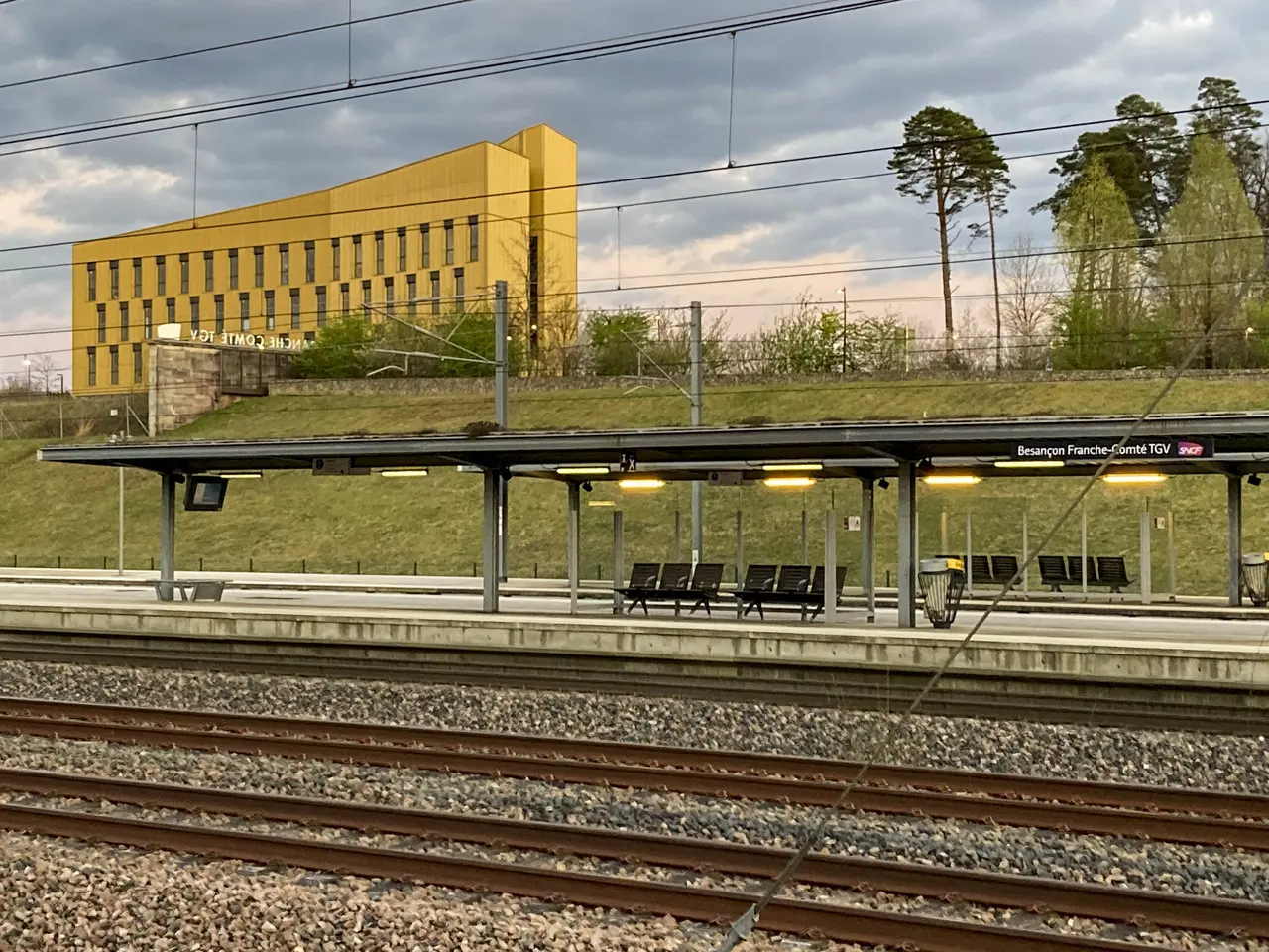 Les Auxons, la gare TGV et l'immeuble Le Signal