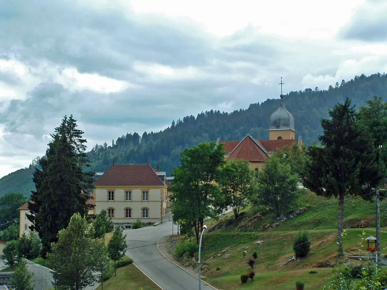 Les Fins - Mairie et église