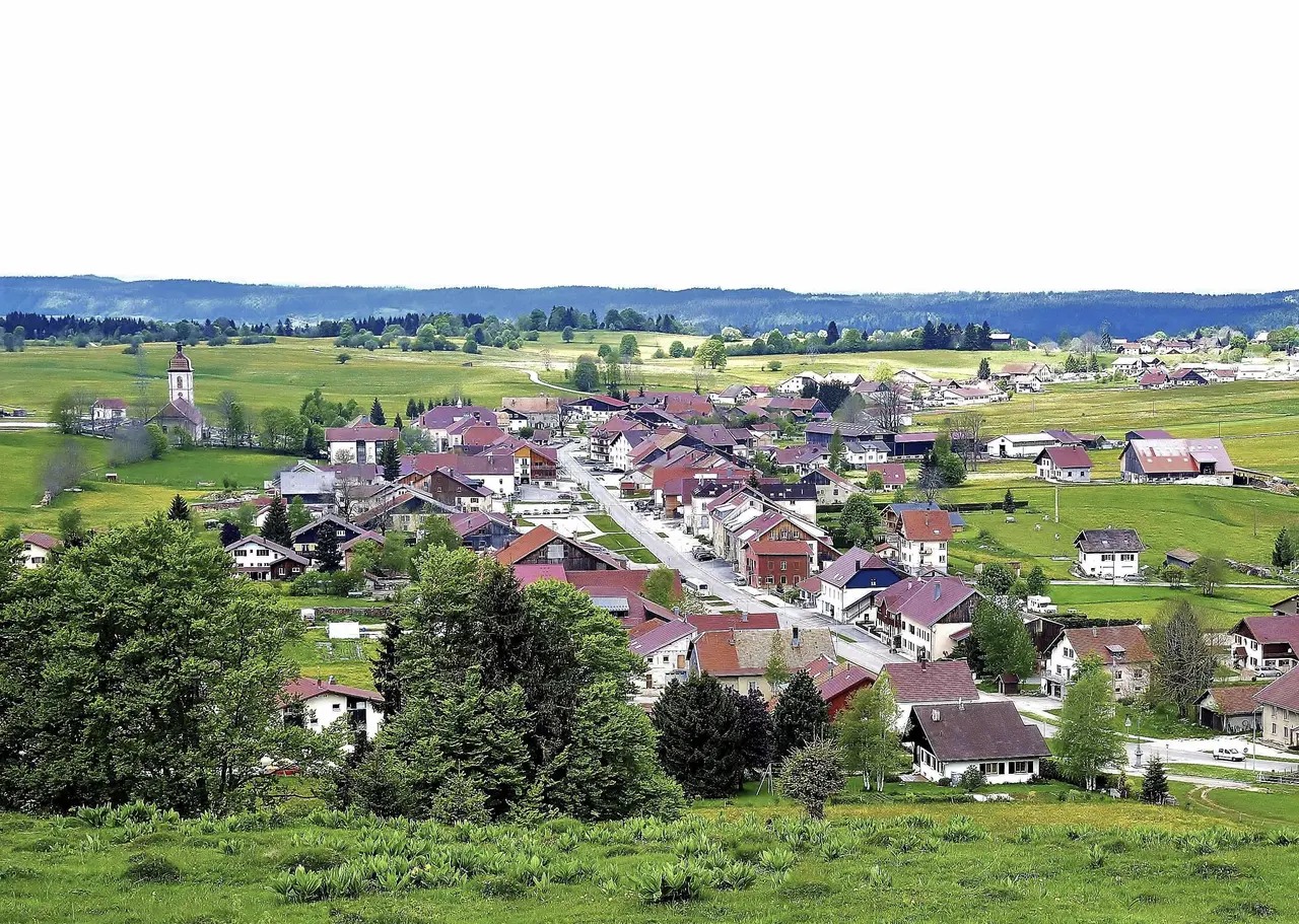 Les Fourgs, le village vu depuis la chapelle du Tourillot