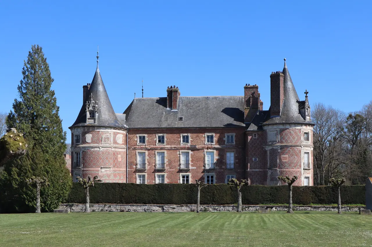 Longecourt-en-Plaine (21) Château - Extérieur - 02