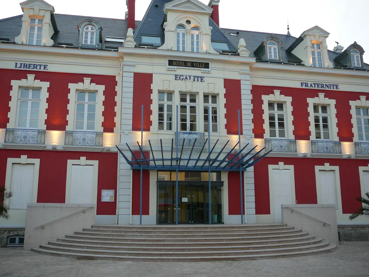 Mairie Montceau-les-mines nuit