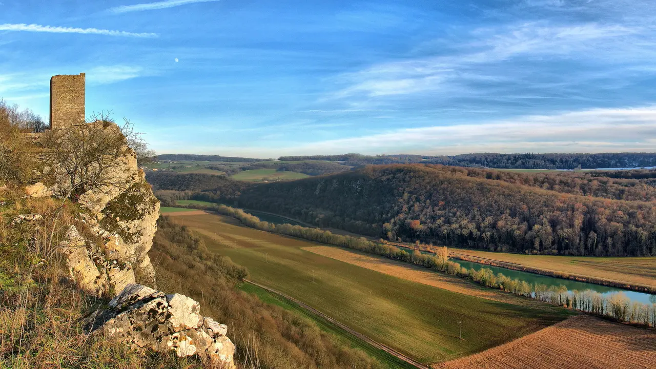 Montferrand-le-Château, le château surplombant la vallée du Doubs