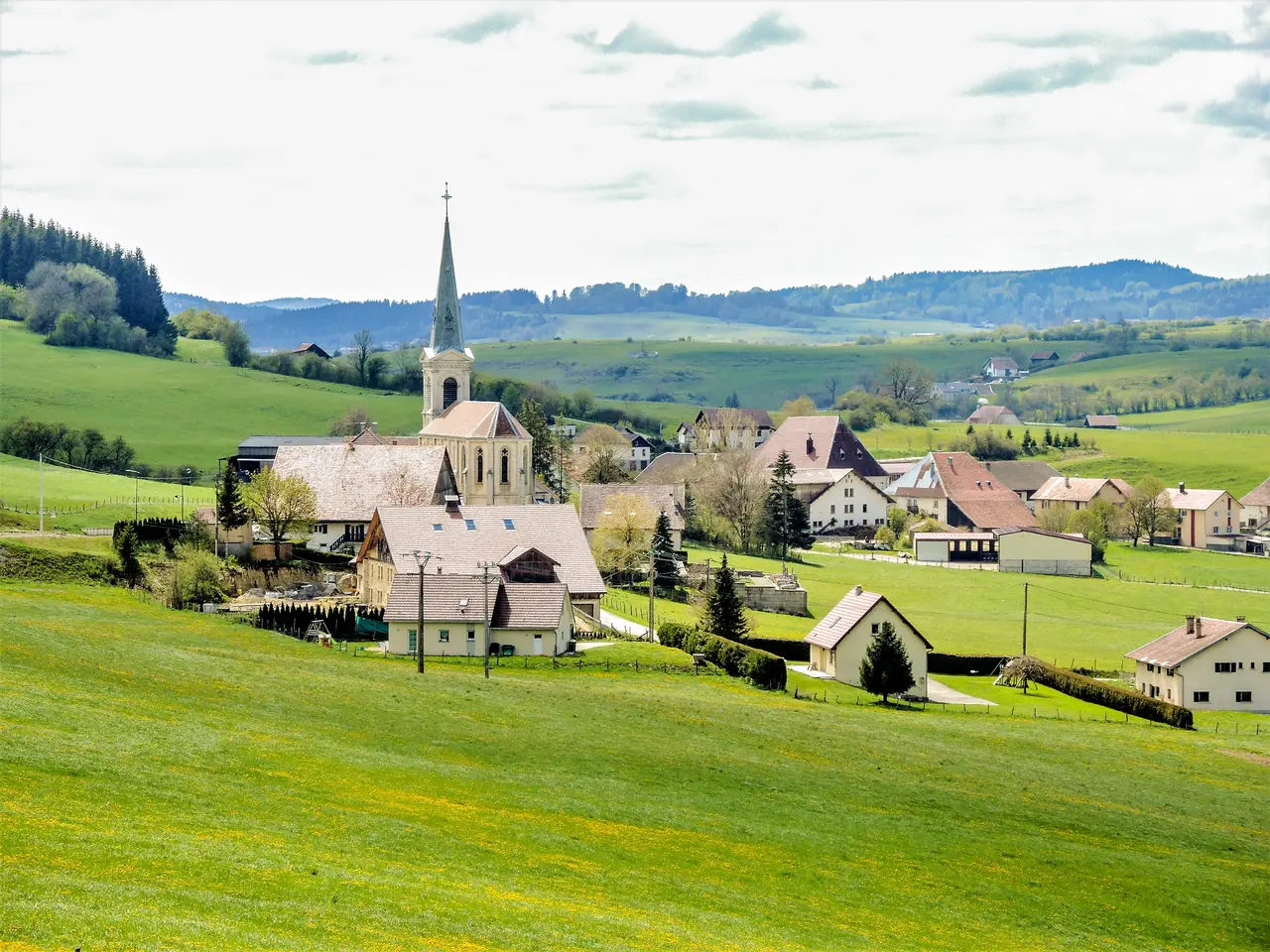Fuans, centre, vu de la route de Morteau