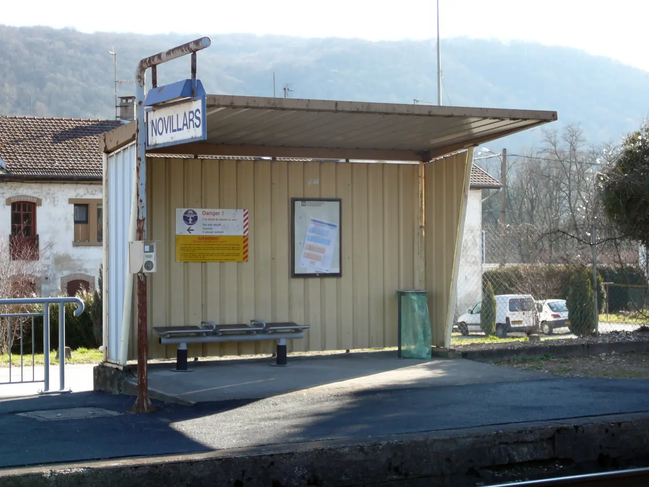 File:Halte de Novillars (direction Besançon).JPG