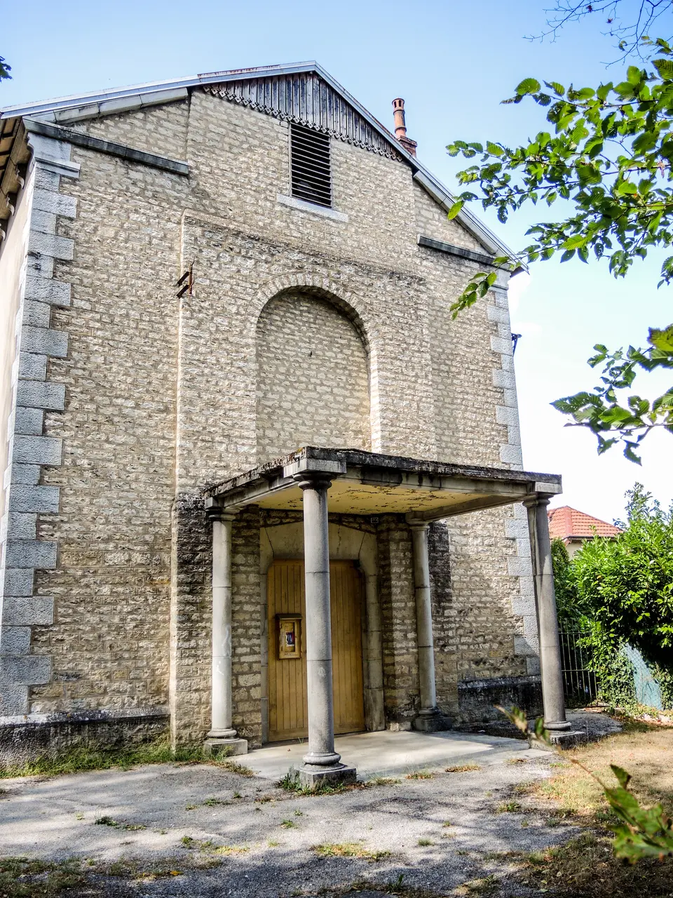 Façade et porche de l'église de Novillars