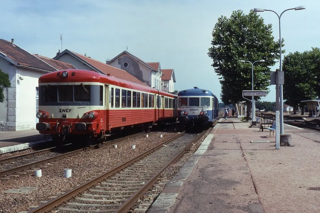 17.08.92 Paray-le-Monial X4716+XR 8713 and X2895