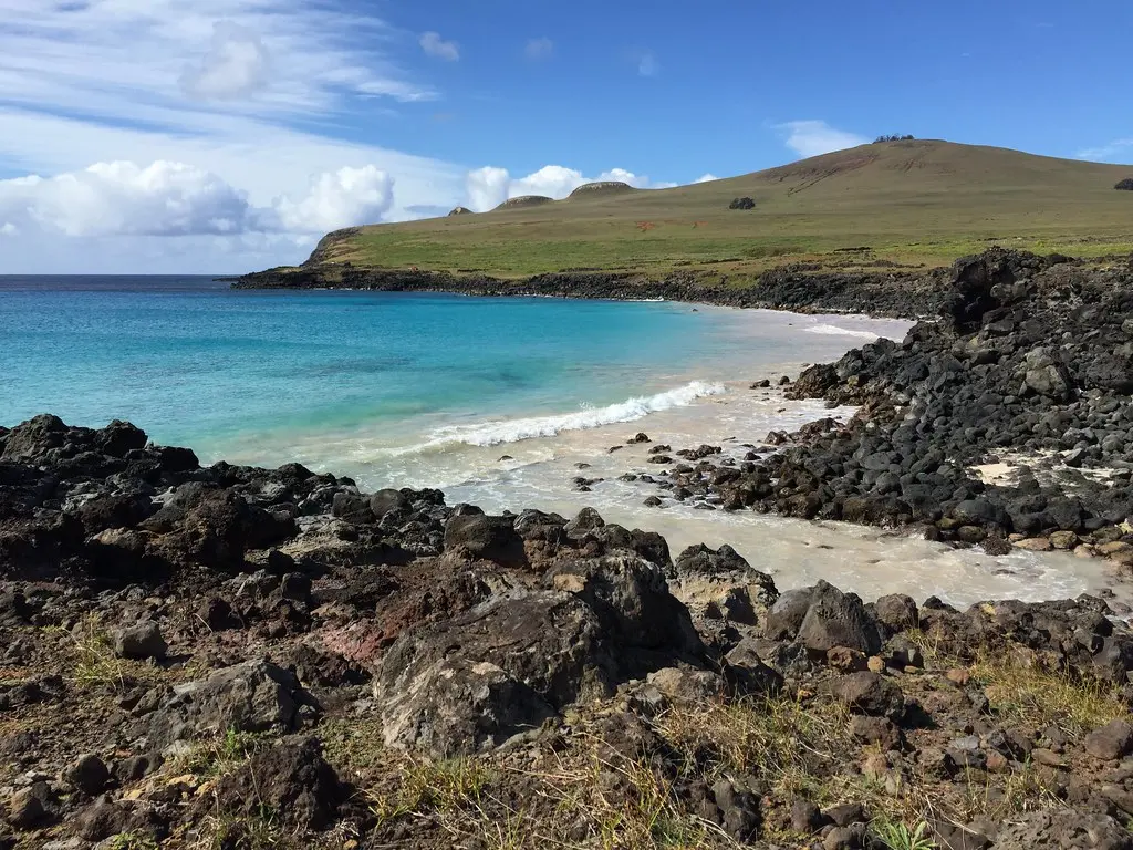 The Ahu Ra´ai, the Pua Katiki Volcano, la Pérouse Bay, North Coast, Rapa Nui (Easter Island), Chile, Oceania.