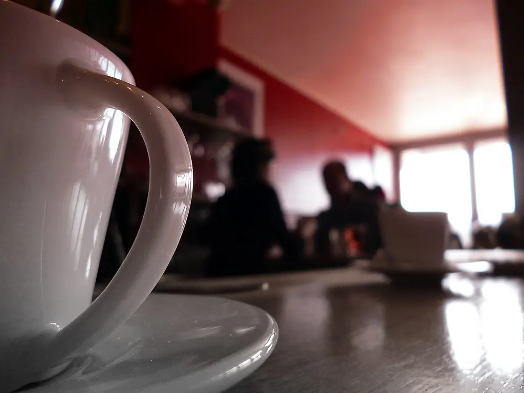 Le petit noir du matin, me fait voir rouge...