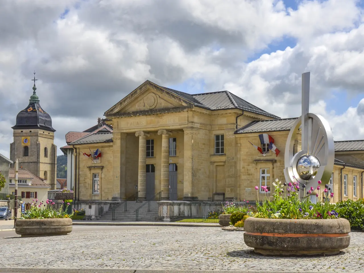 Pontarlier, l'église Saint-Bénigne et le Palais de Justice
