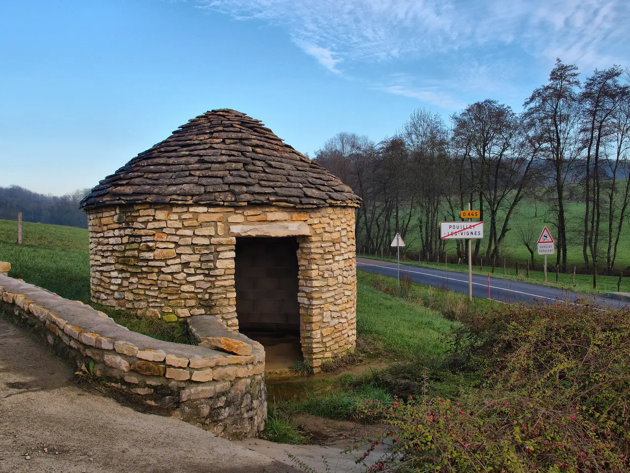Pouilley-les-Vignes, caborde d'entrée de village